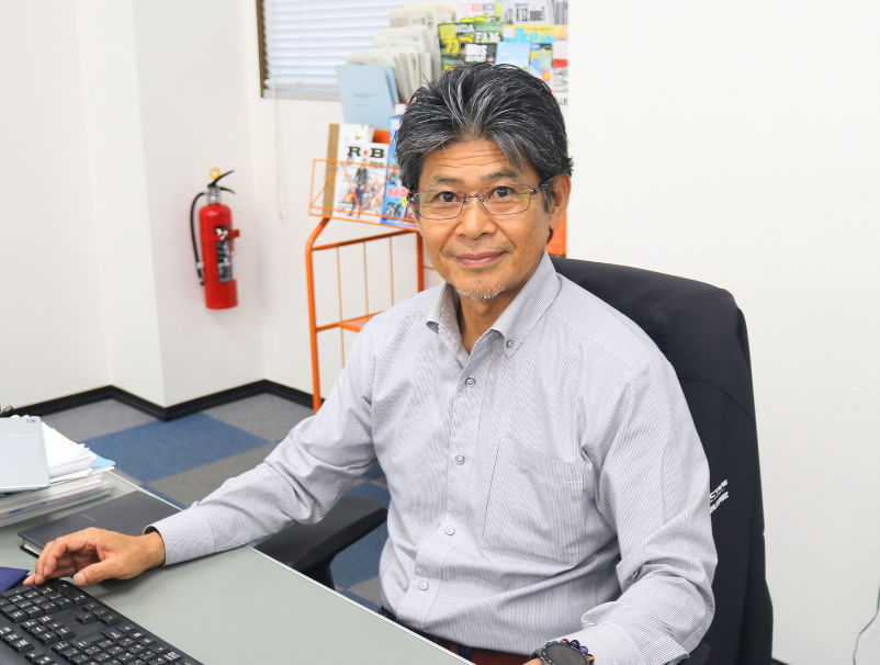 デスクに座る井上社長