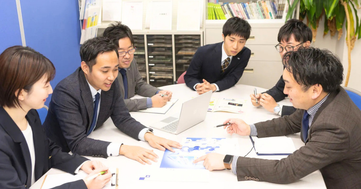 株式会社東海アドエージェンシーの社員たちのミーティング風景